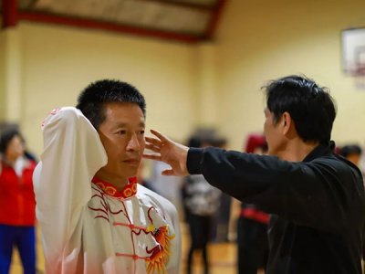 惠灵顿百人齐练健身气功易筋经